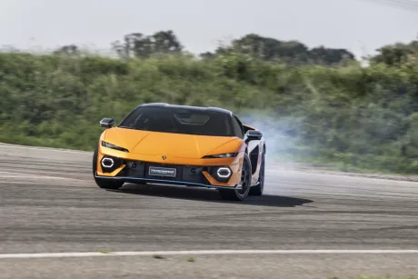 Lamborghini repoziționează supercarurile: pune accent pe „experiența emoțională” și mizează pe un sistem hibrid la Temerario - V8 de 4,0 litri cu trei motoare electrice, 677 kW și 0-100 km/h în 2,7 secunde