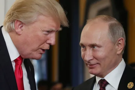 Donald Trump și Vladimir Putin discutând într-un cadru oficial.