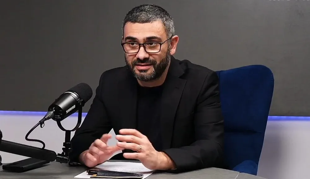 Ministrul Muncii discutând despre plățile pensiilor și ajutoarelor sociale.