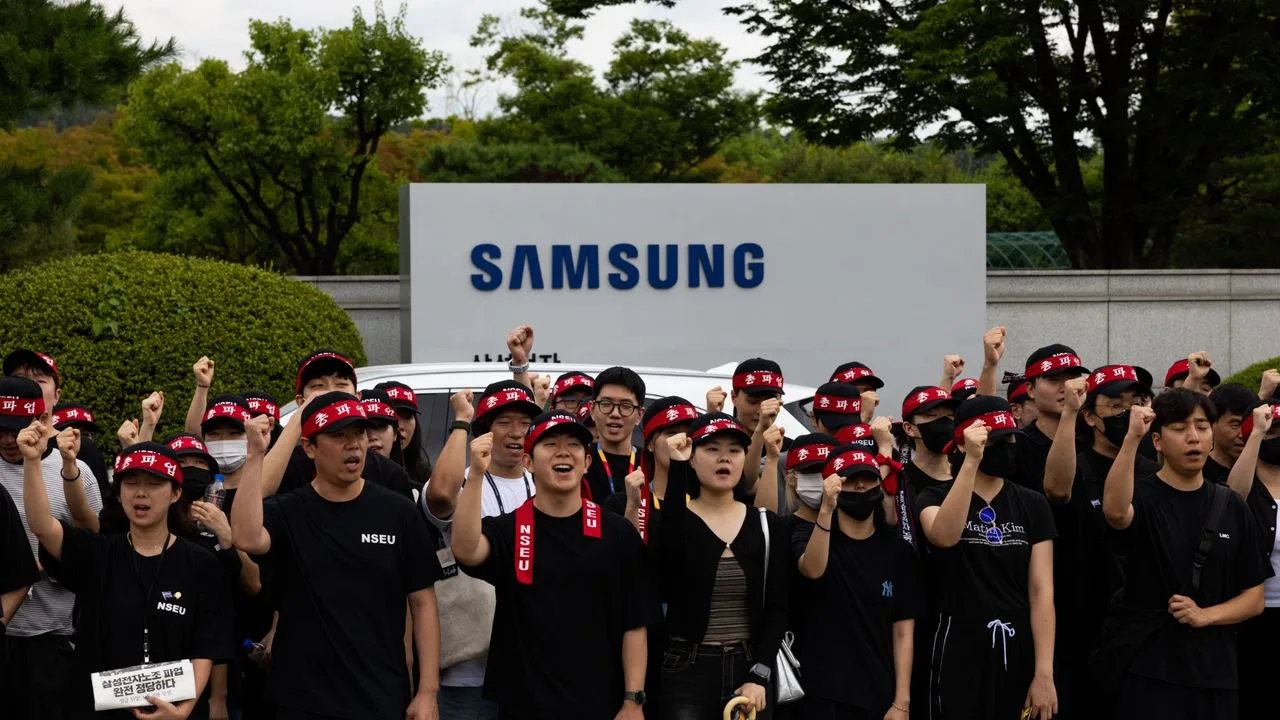 Angajații Samsung protestează pentru drepturile lor salariale în fața sediului companiei.