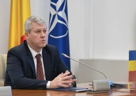 Cătălin Predoiu la o întâlnire oficială, reflectând asupra schimbărilor politice.