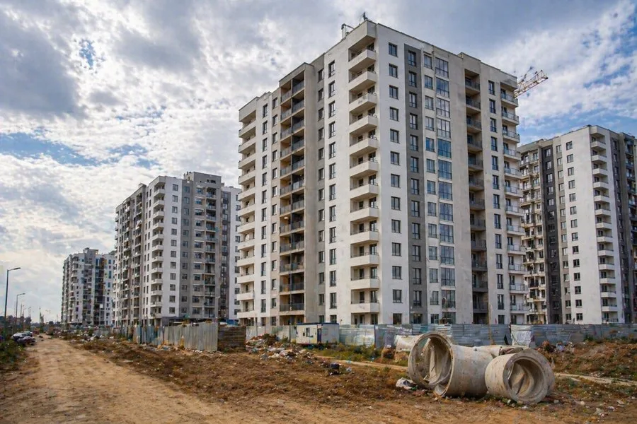 Blocuri de apartamente moderne într-o zonă în dezvoltare din România.