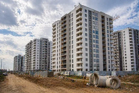 Blocuri de apartamente moderne într-o zonă în dezvoltare din România.