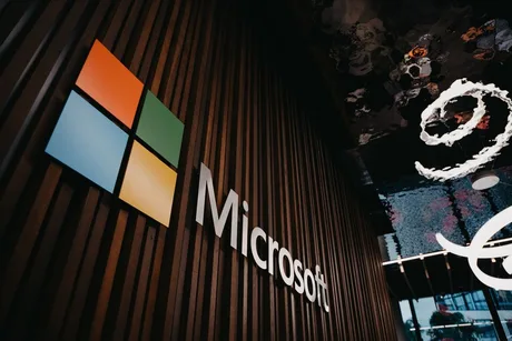 Logo-ul Microsoft pe un fundal modern, simbolizând inovația tehnologică.