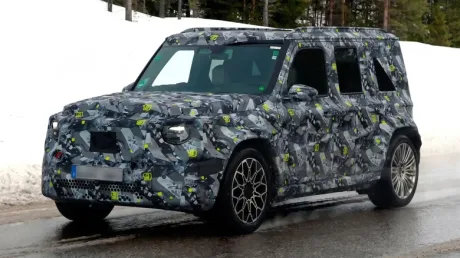 Un SUV compact camuflat, pregătit pentru off-road, în peisaj montan.