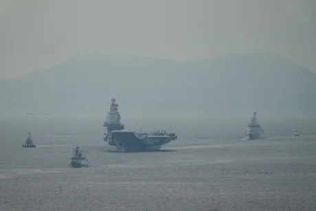 Nave militare chineze navigând în Marea Filipinelor, cu efecte asupra aviației.
