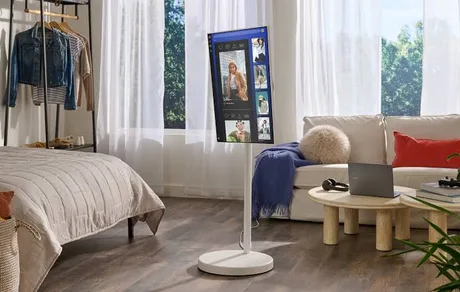 Ecran portabil Samsung într-un interior modern, ideal pentru diverse activități.