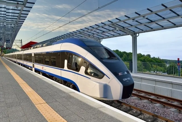 Tren electric modern la o stație din Cluj-Napoca, pregătit pentru călători.