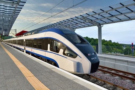 Tren electric modern la o stație din Cluj-Napoca, pregătit pentru călători.