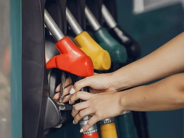 Dispozitive de alimentare cu carburant la o stație de benzină.