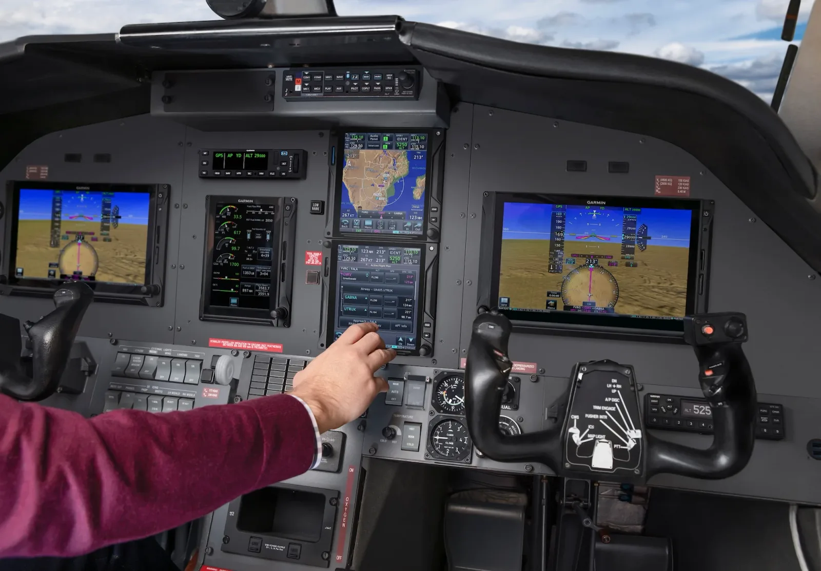 Cabina de pilotaj modernă cu echipamente Garmin pentru navigație aeriană.