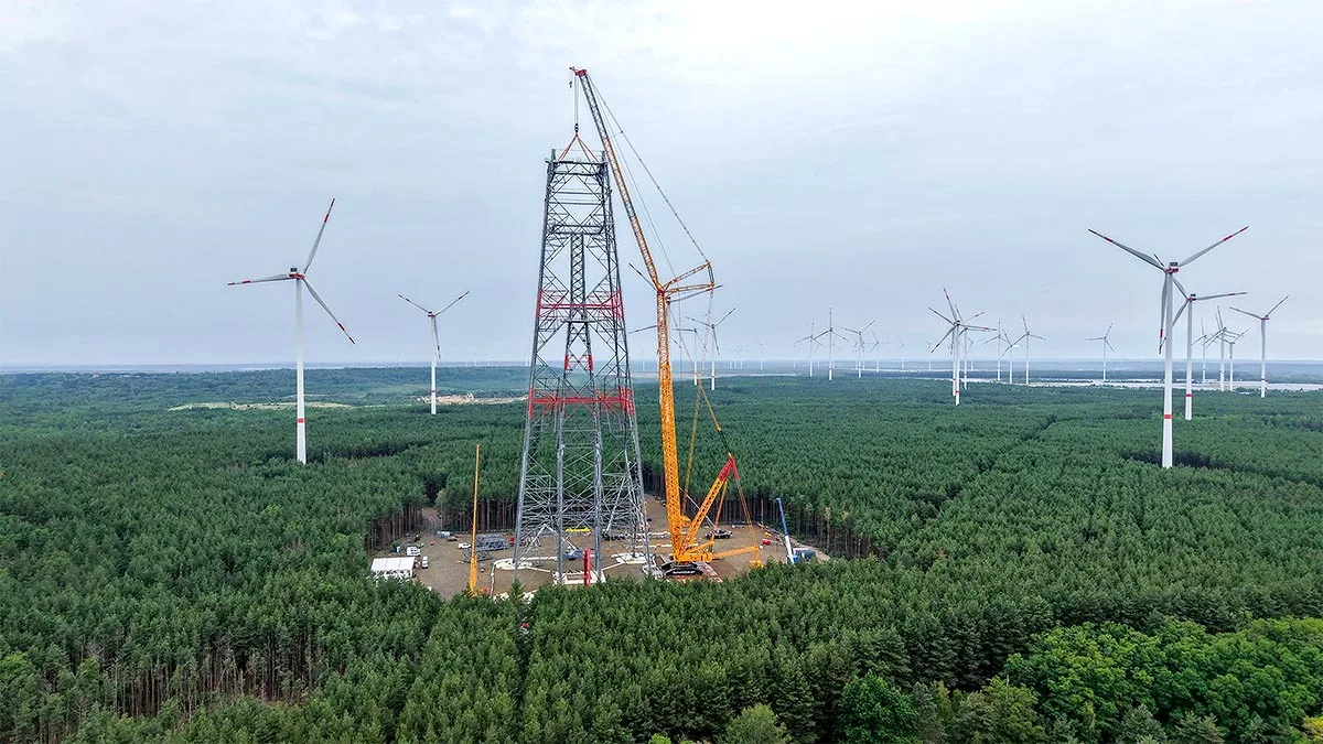 Turn telescopic în construcție pentru turbină eoliană în Germania, în mijlocul pădurii.