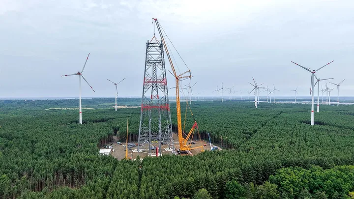 Turn telescopic în construcție pentru turbină eoliană în Germania, în mijlocul pădurii.