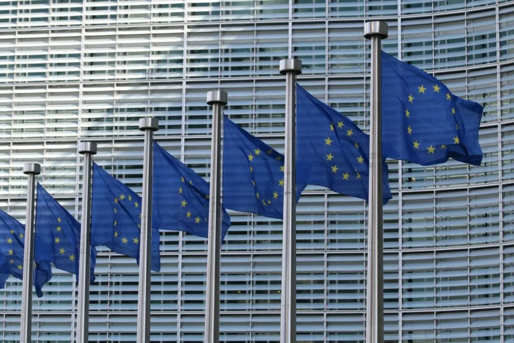 Steaguri ale Uniunii Europene fluturând în fața clădirii Comisiei Europene.