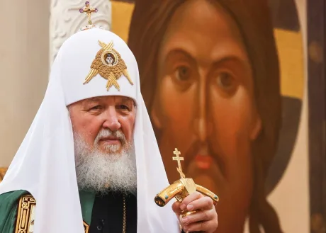 Patriarhul Kirill în fața unei icoane religioase.