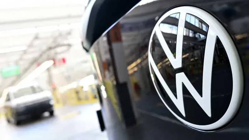 Logo-ul Volkswagen pe un vehicul în fabrică, simbolizând producția auto.