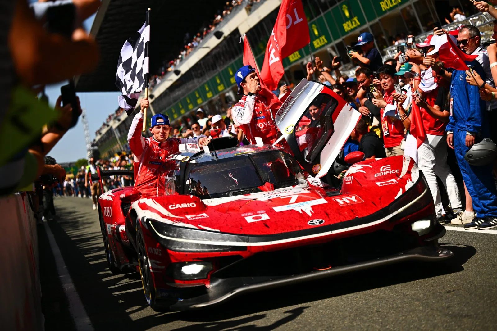 Toyota TR010 Hybrid #7 sărbătorește victoria la Le Mans 2026 cu echipa învingătoare.