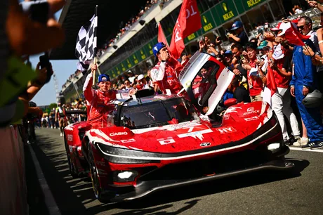 Toyota TR010 Hybrid #7 sărbătorește victoria la Le Mans 2026 cu echipa învingătoare.