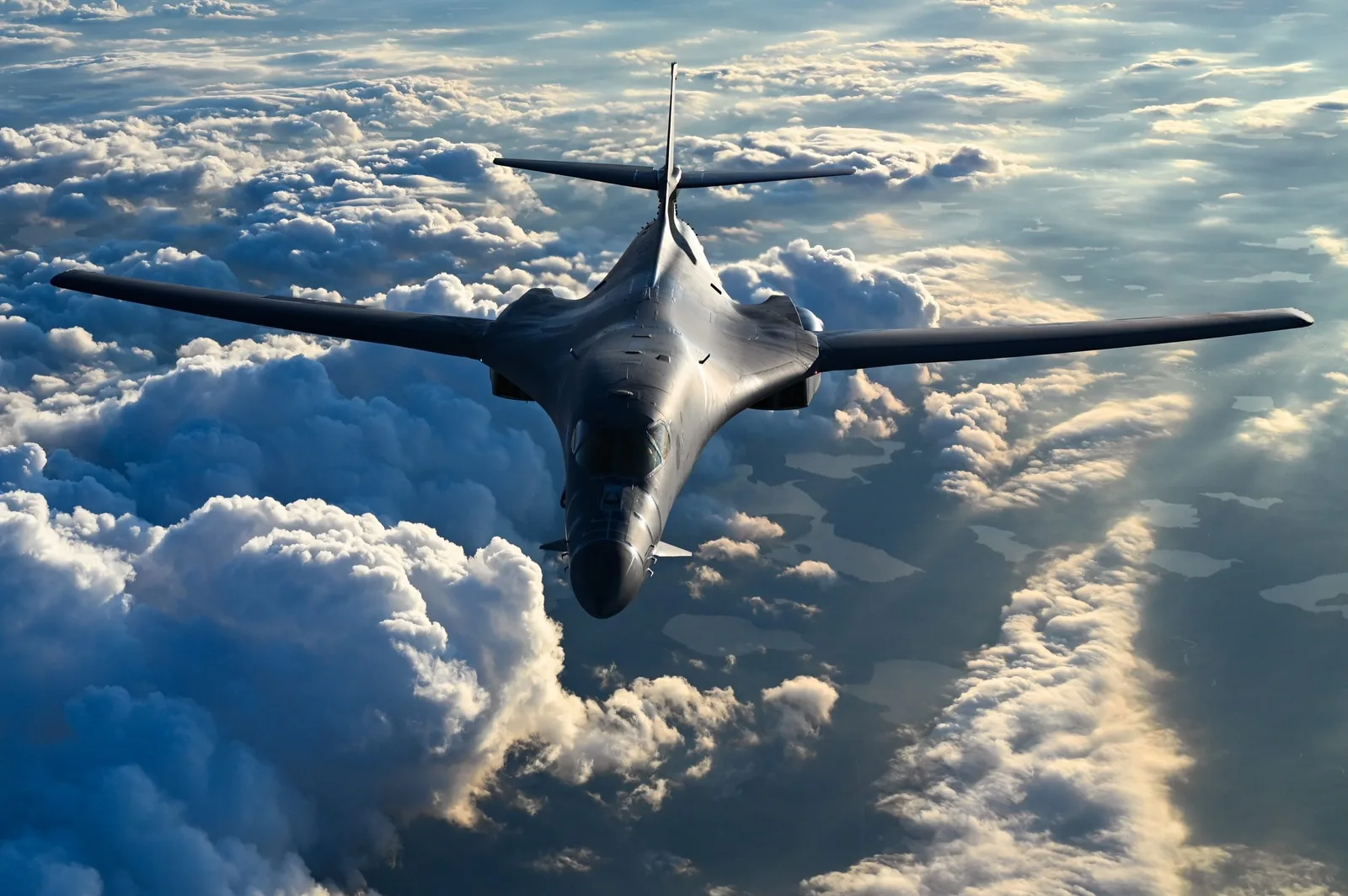 Bombardier american zburând deasupra norilor, simbol al tensiunilor internaționale.