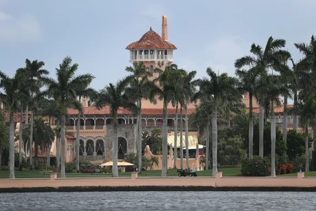 Reședința lui Donald Trump în Florida, înconjurată de palmieri și apă.