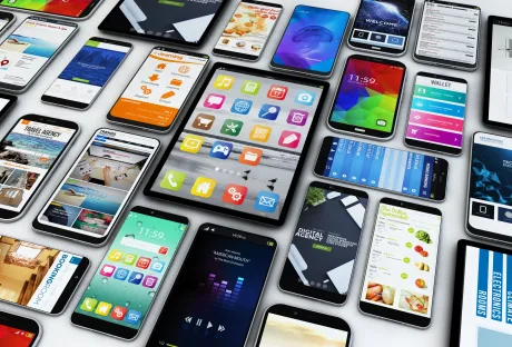 Diverse modele de smartphone-uri aranjate pe o suprafață plană.