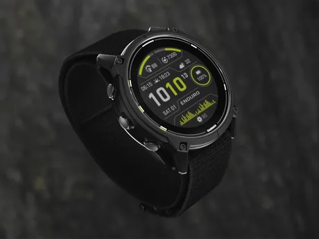 Ceas Garmin Enduro 4 cu design modern și caracteristici avansate.
