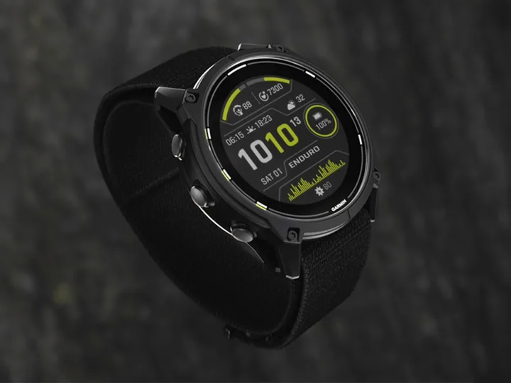 Ceas Garmin Enduro 4 cu design modern și caracteristici avansate.