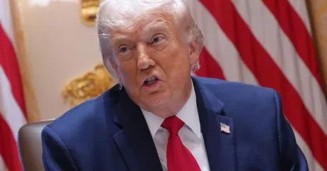 Donald Trump discutând despre tarife comerciale și reglementări economice.