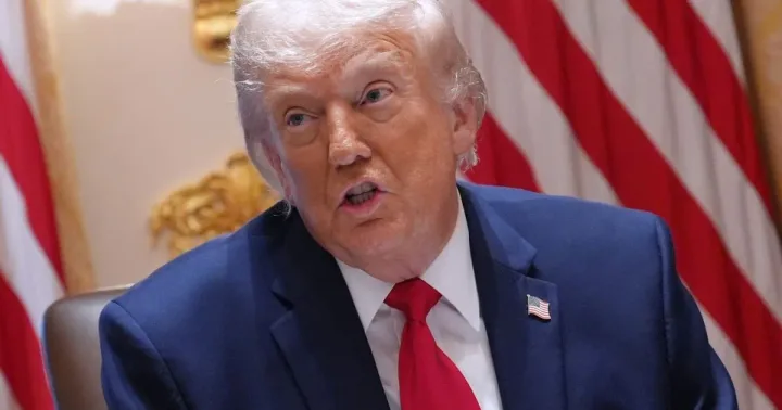 Donald Trump discutând despre tarife comerciale și reglementări economice.