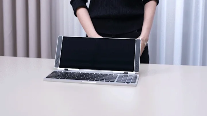 Tastatură pliabilă cu ecran tactil 4K, ideală pentru muncă mobilă.