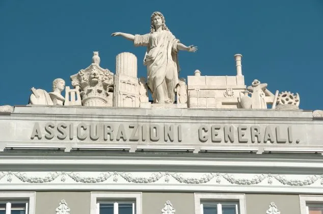 Clădire emblematică a Generali cu statui și detalii arhitecturale impresionante.
