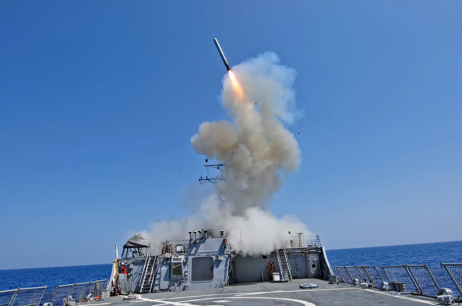 Lansare de rachetă Tomahawk de pe un vas militar pe fundalul cerului albastru.