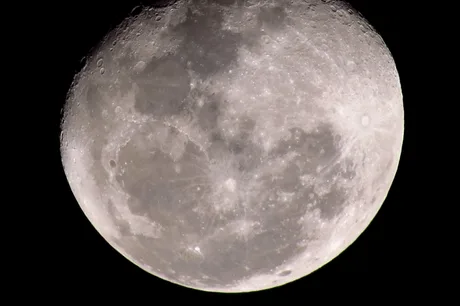 Luna văzută de pe Pământ, cu detalii ale suprafeței vizibile.