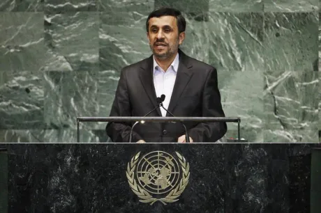 Mahmoud Ahmadinejad, fost lider iranian, sub supravegherea Gărzii Revoluționare.