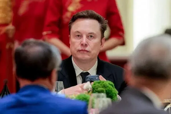 Elon Musk ascultând discuții despre reglementarea inteligenței artificiale.