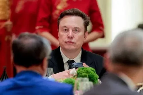 Elon Musk ascultând discuții despre reglementarea inteligenței artificiale.