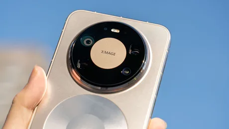 Detaliu al unui smartphone cu un design modern și cameră circulară.