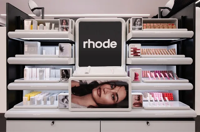 Produse cosmetice rhode expuse în magazinul Sephora din România.
