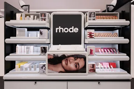 Produse cosmetice rhode expuse în magazinul Sephora din România.