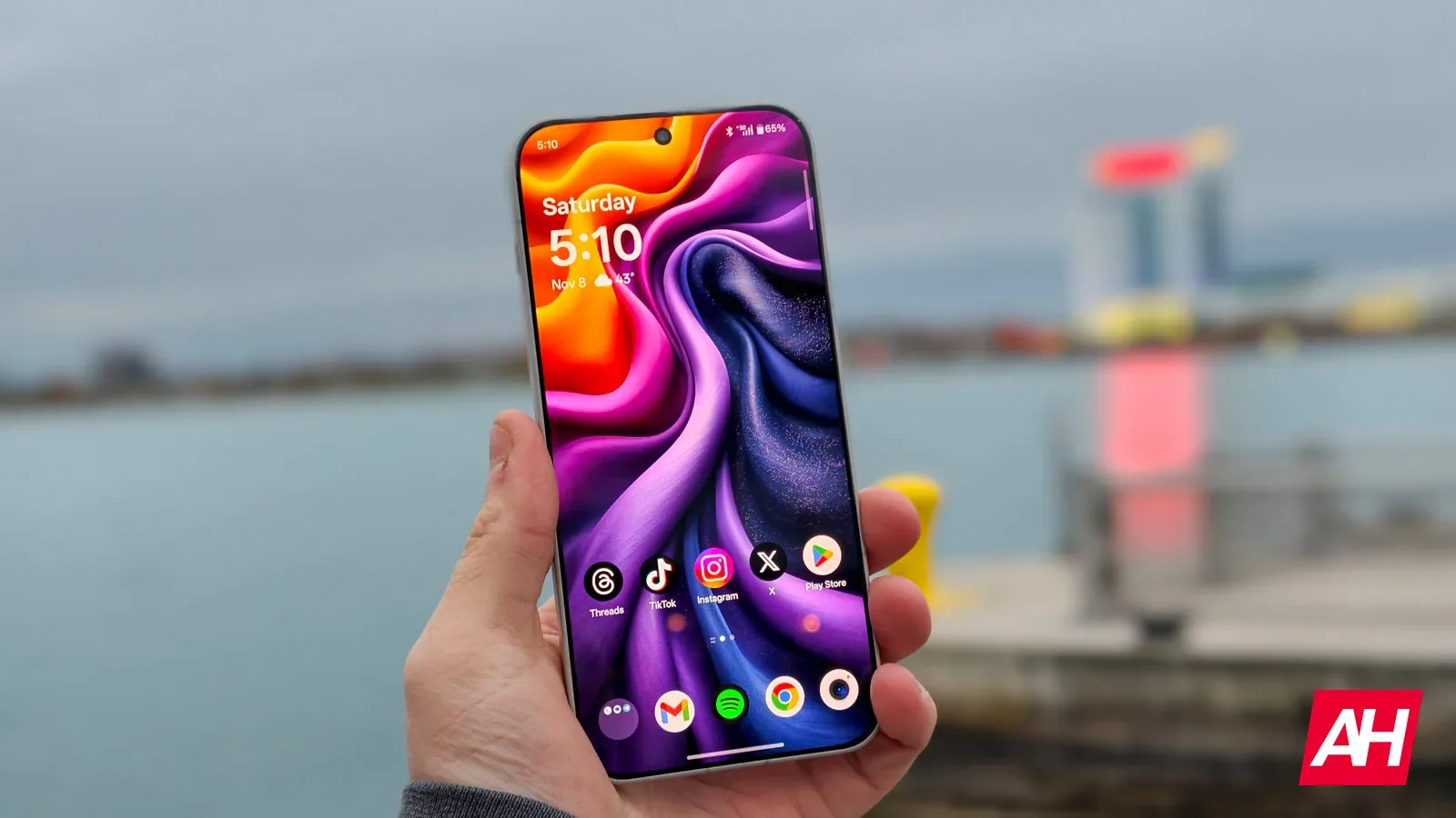 Un smartphone cu un ecran vibrant, pregătit pentru jocuri intense.