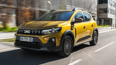 Noul Dacia Sandero hibrid, eficient și accesibil, pe drum urban.