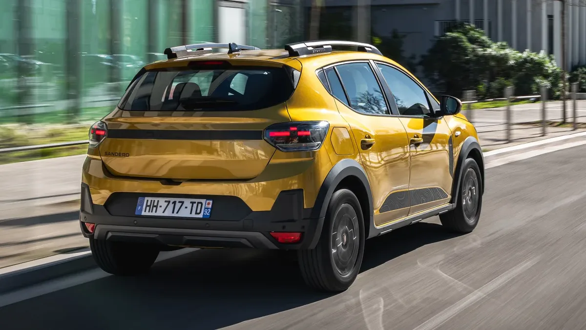 Dacia Sandero hibrid pe drum, evidențiind designul modern și culorile vibrante.