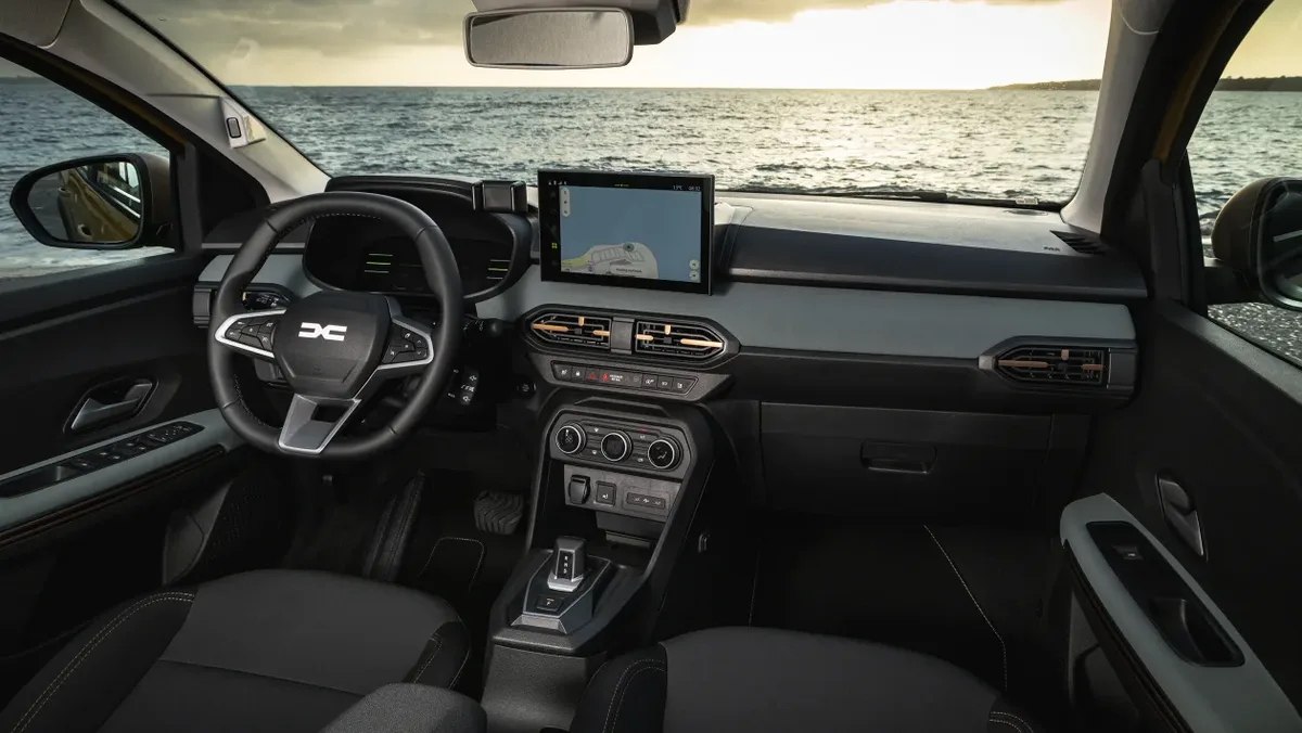 Interiorul Dacia Sandero, cu un sistem de infotainment avansat și un design ergonomic.