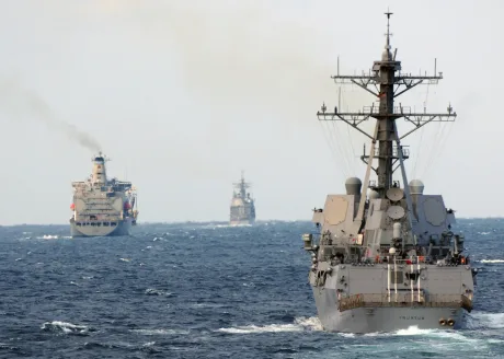 Nave navigând în Strâmtoarea Ormuz, simbol al comerțului energetic global.