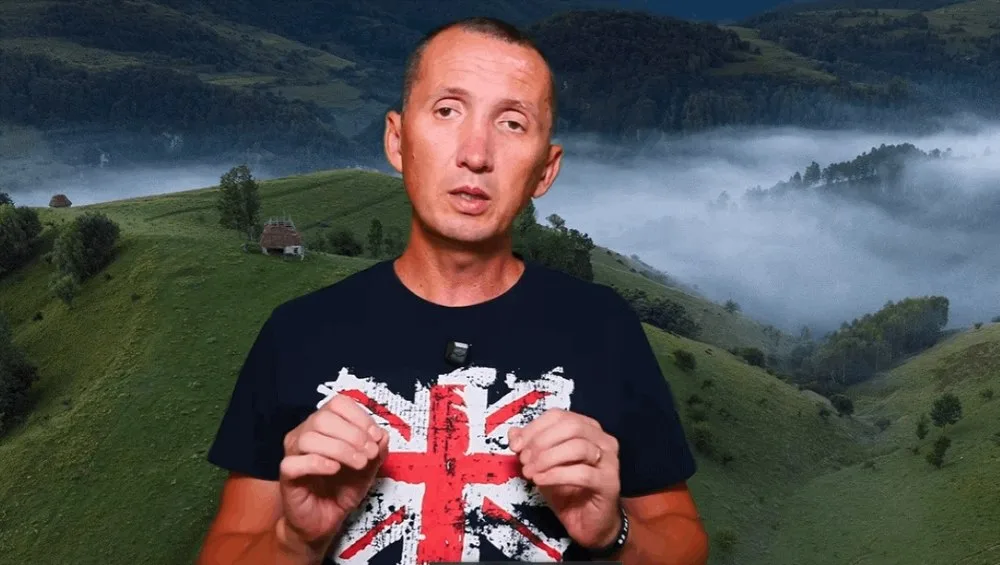 Un vlogger discută despre un conflict juridic între influenceri pe fundalul unei peisaje montane.