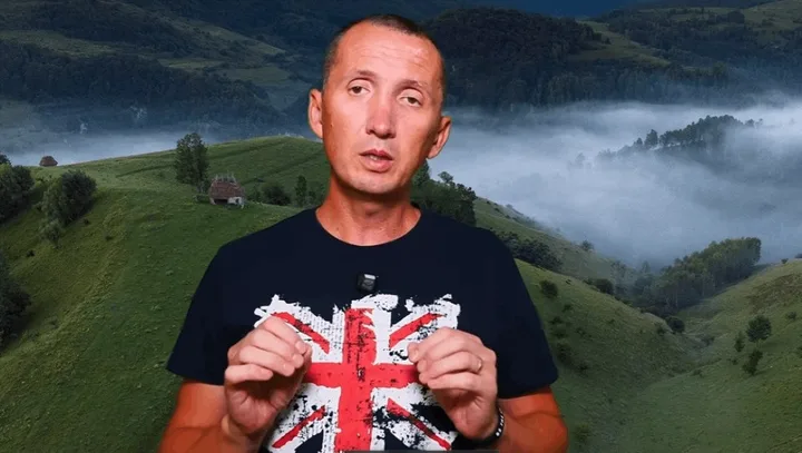 Un vlogger discută despre un conflict juridic între influenceri pe fundalul unei peisaje montane.