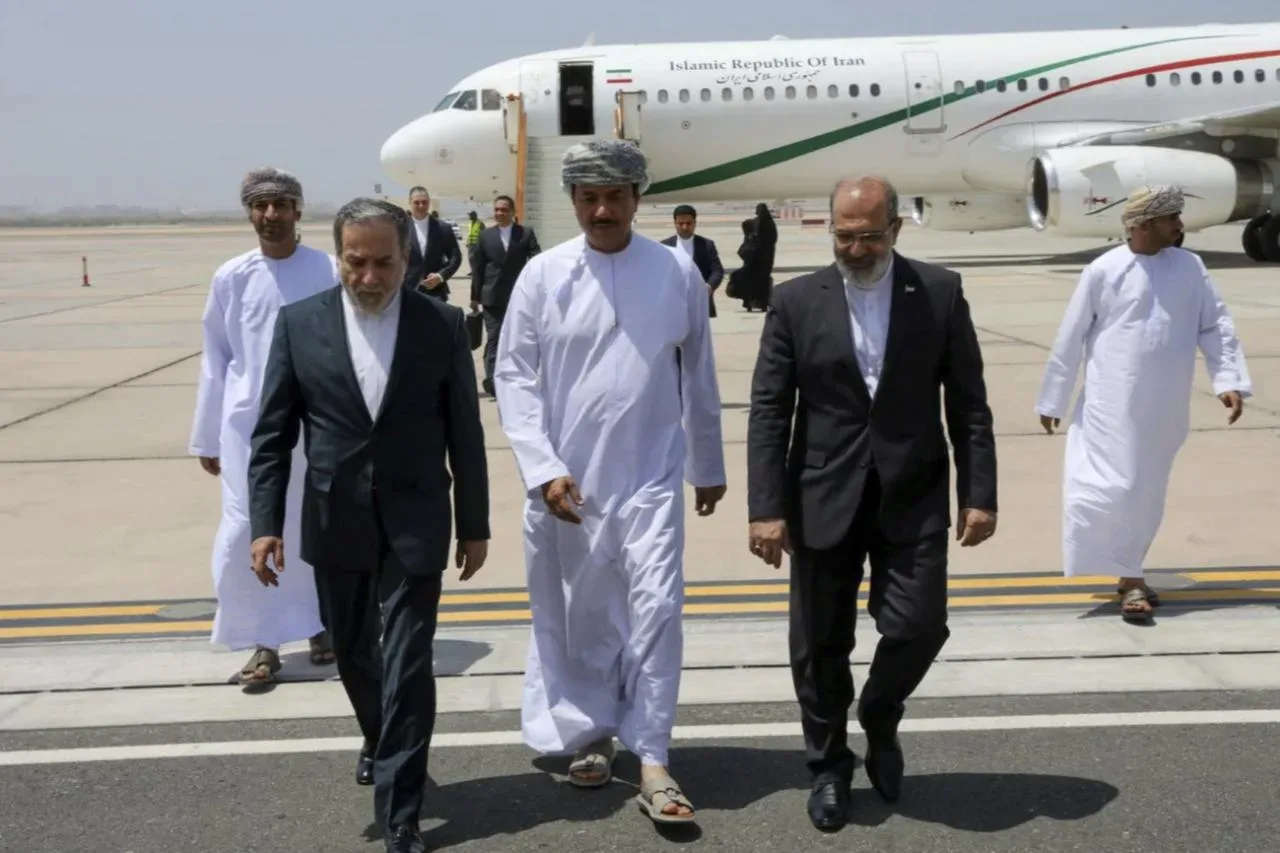 Oficiali iranieni și omanezi discutând despre taxe maritime.