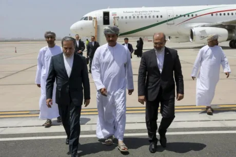 Oficiali iranieni și omanezi discutând despre taxe maritime.