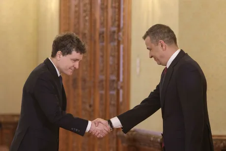 Sorin Grindeanu și Nicușor Dan se salută într-un cadru oficial.