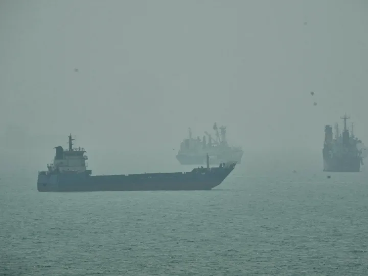 Vapor pe apă în condiții de ceață, simbolizând tensiuni maritime.